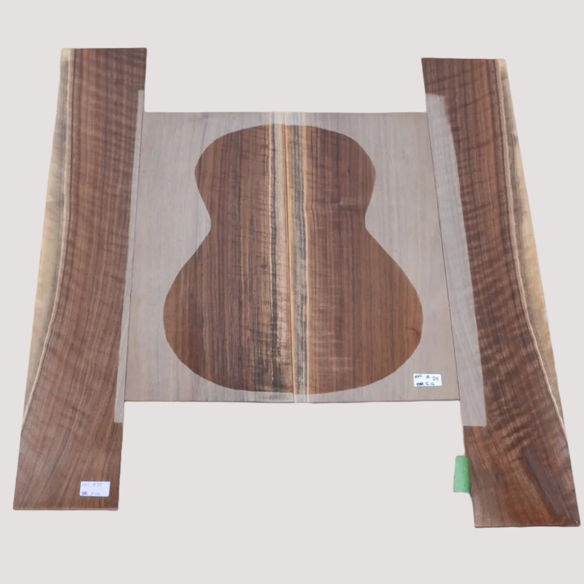 Dos et éclisses en noyer noir ondé sablé pour petite guitare (#nnc-24)