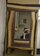 Charger l&#39;image dans la galerie, Miroir en live edge en noyer noir (mirr-01)
