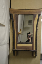 Charger l&#39;image dans la galerie, Miroir en live edge en noyer noir (mirr-02)
